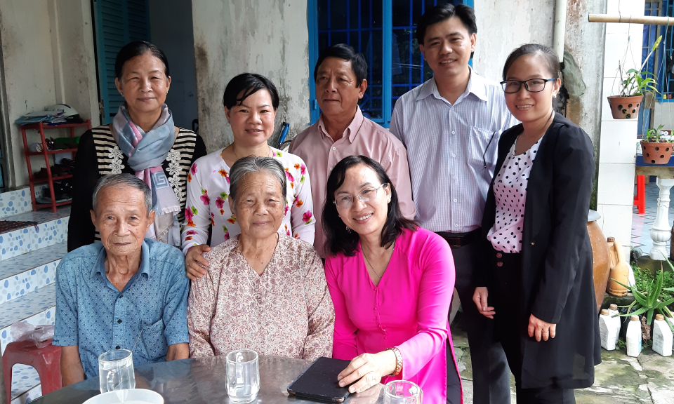 Tân Thạnh: Thăm hỏi, tặng quà cho các gia đình mẹ Việt Nam anh hùng và các cụ cao tuổi