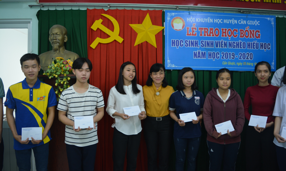 Cần Giuộc: Trao tặng học bổng cho sinh viên có hoàn cảnh khó khăn