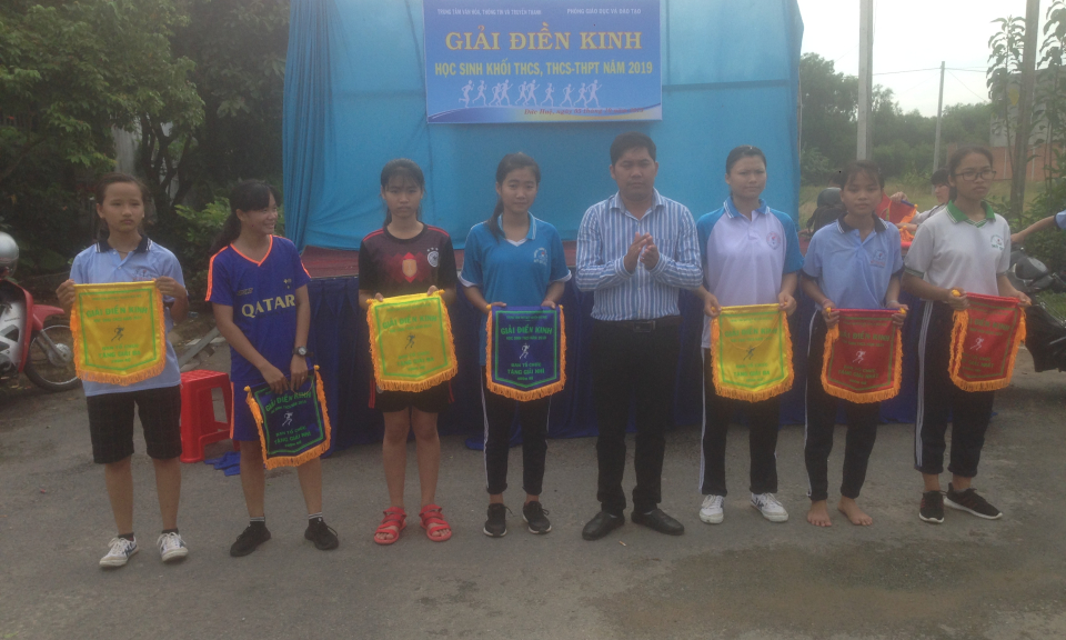 Đức Huệ tổ chức giải điền kinh học sinh năm 2019