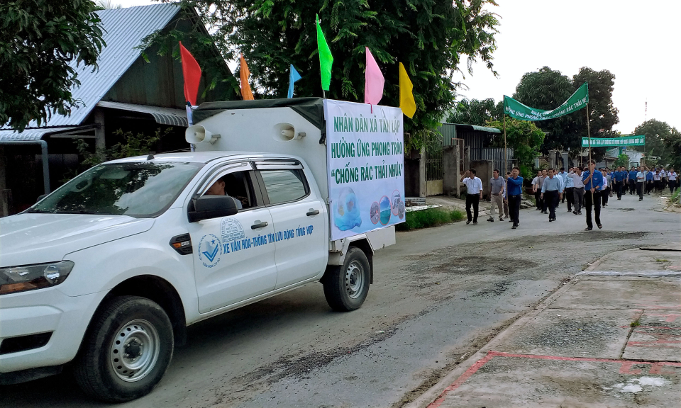 Tân Thạnh: Mít tinh hưởng ứng chống rác thải nhựa