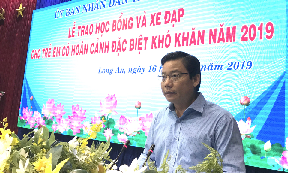 Long An trao tặng học bổng và xe đạp cho học sinh có hoàn cảnh đặc biệt khó khăn.