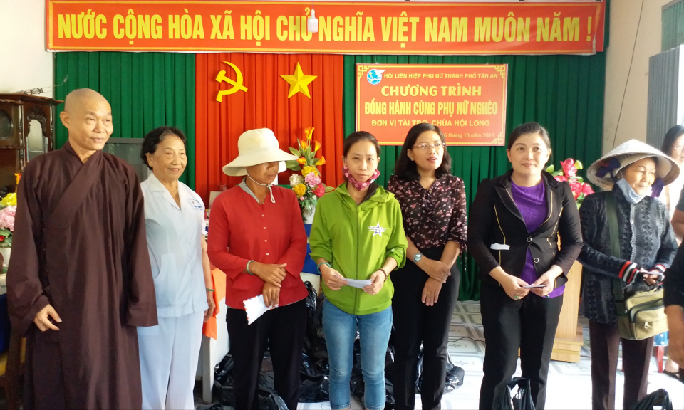 Hội LHPN TP Tân An tổ chức chương trình đồng hành cùng phụ nữ nghèo