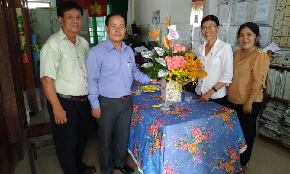 Lãnh đạo huyện Thủ Thừa đến thăm và chúc mừng Hội LHPN huyện