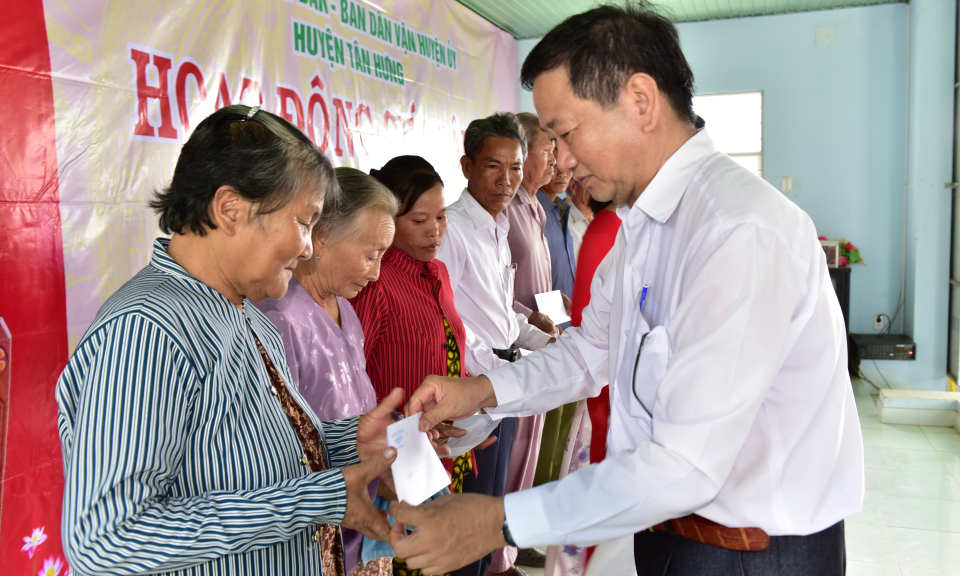 Tân Hưng: Tặng 400 phần quà cho nhân dân trong năm dân vận chính quyền 2019