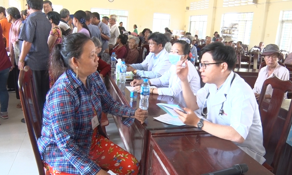 Đức Hòa: Khám bệnh, cấp thuốc miễn phí và tặng quà hộ gia đình khó khăn
