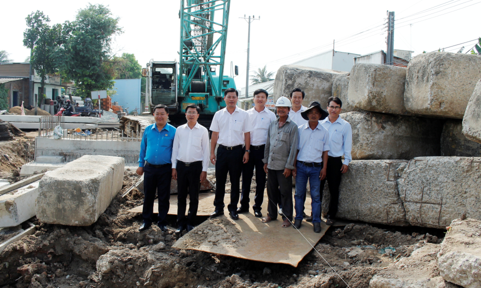 Chủ tịch UBND Cần Đước kiểm tra tiến độ các công trình xây dựng cơ bản