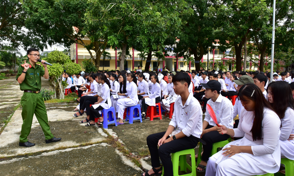 Tân Hưng: Tỉnh đoàn Long An tuyên truyền phòng chống ma túy cho học sinh