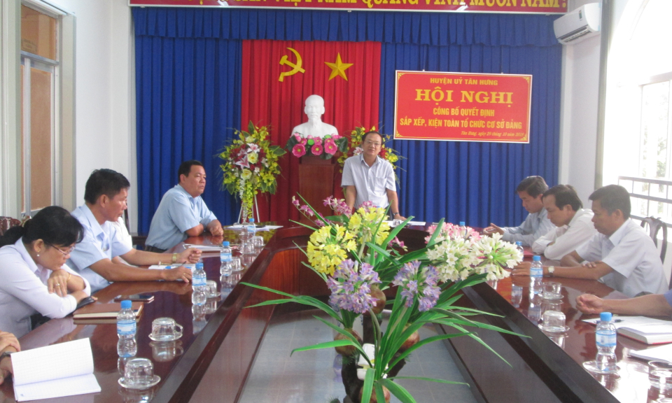 Tân Hưng công bố quyết định sắp xếp, kiện toàn tổ chức cơ sở Đảng