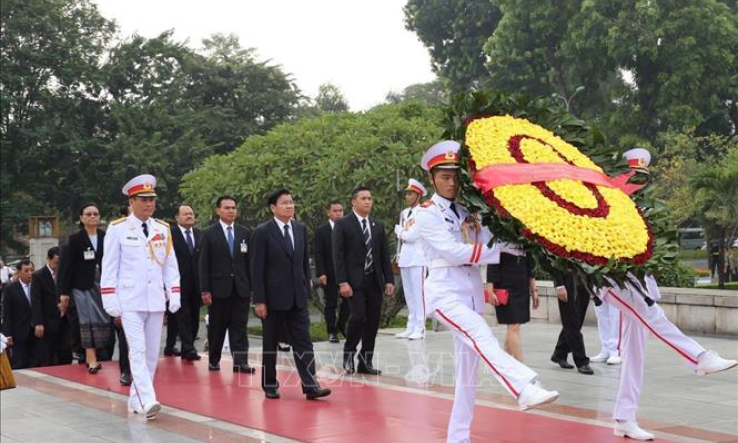 Thủ tướng Lào Thongloun Sisoulith đặt vòng hoa tại Đài tưởng niệm các Anh hùng liệt sỹ