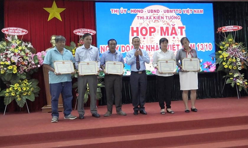 TX Kiến Tường: Họp mặt kỷ niệm Ngày Doanh nhân Việt Nam