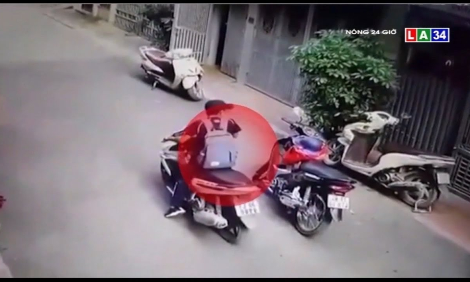 Camera nóng | Thanh niên đi xe sang hành động kém duyên