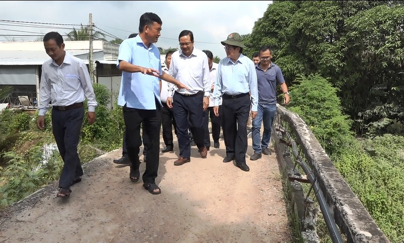 Nguyên Chủ tịch nước Trương Tấn Sang khảo sát xây cầu nông thôn tại thị xã Kiến Tường