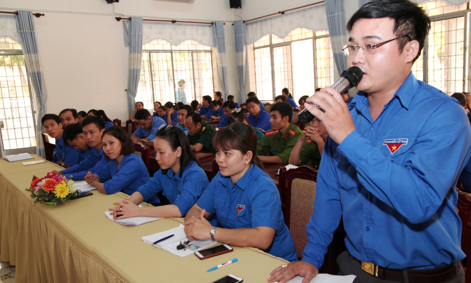 Chủ tịch ủy ban nhân dân huyện Cần Đước đối thoại với thanh niên
