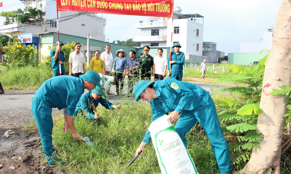 Dân quân thường trực Cần Đước- Cần Giuộc thực hiện công tác dân vận