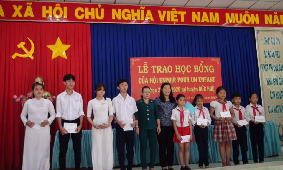 Hội EPE trao 35 suất học bổng tại Đức Huệ