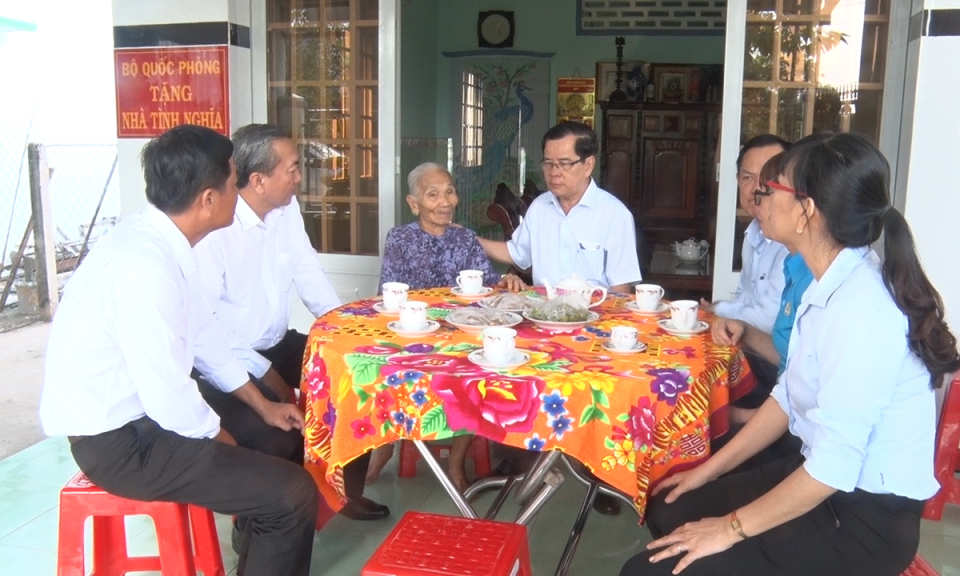 Đức Hòa: Thăm gia đình chính sách
