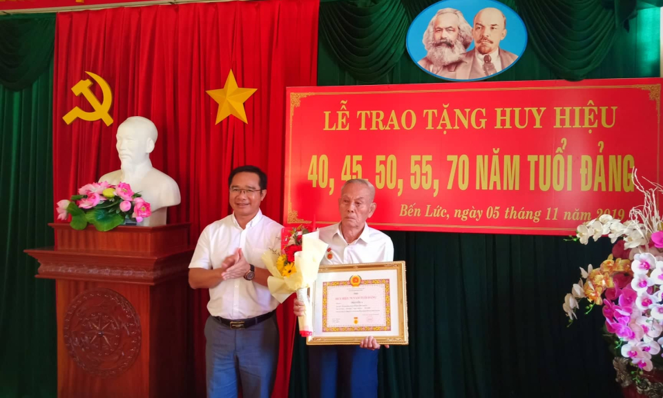 Long An: Trao huy hiệu Đảng cho các đảng viên cao niên