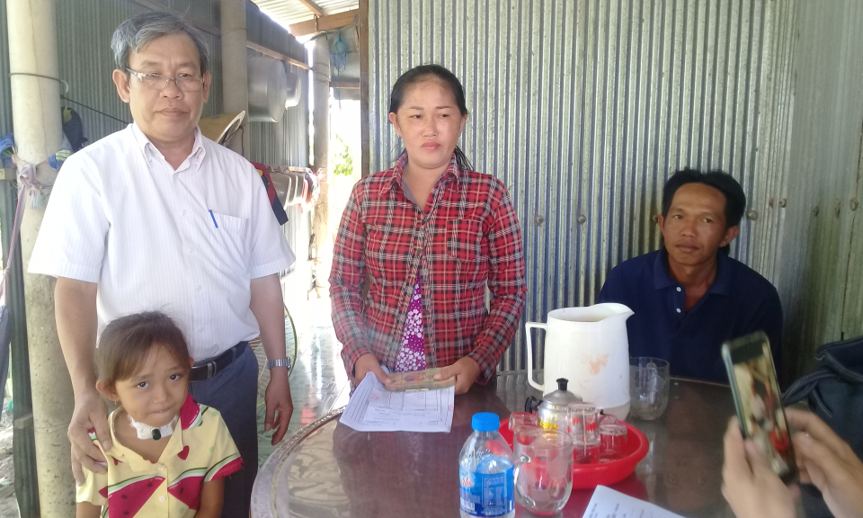 Tân Hưng: Trao tiền hỗ trợ &#8220;Vượt qua hiểm nghèo&#8221;