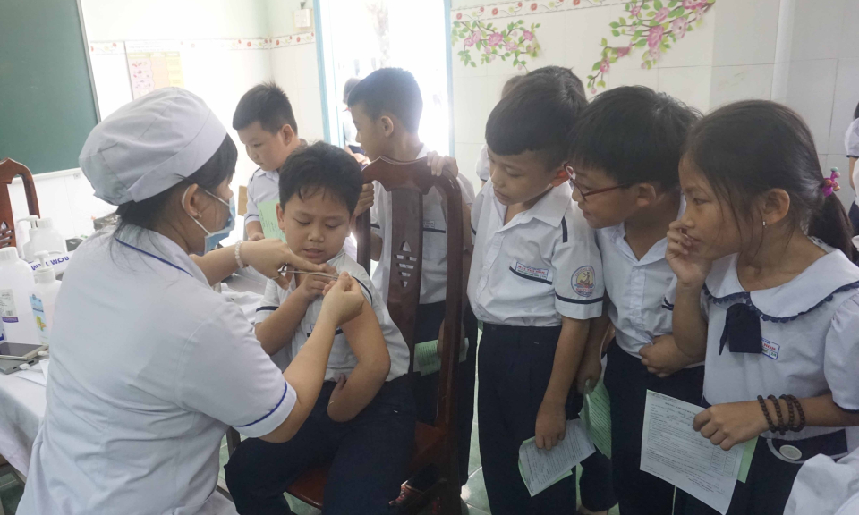Cần Giuộc, Bến Lức: Tiêm vắc xin uốn ván- bạch hầu