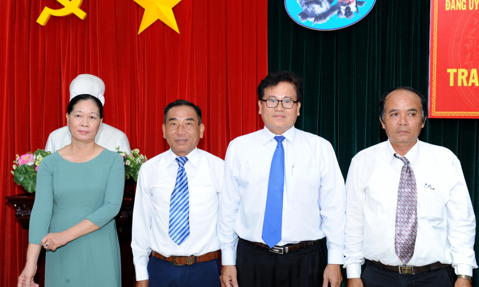 Đảng ủy khối Cơ quan và Doanh nghiệp tỉnh Long An trao huy hiệu Đảng đợt 7/11