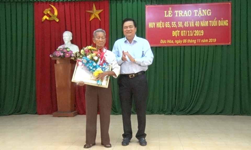 Long An: Trao huy hiệu Đảng cho các đảng viên cao niên đợt 7.11
