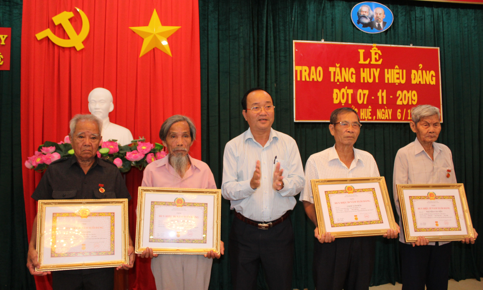 Đức Huệ: Trao tặng huy hiệu Đảng nhân kỷ niệm 102 năm Cách mạng Tháng Mười Nga