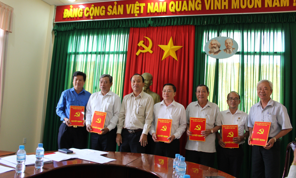 Đức Huệ: Trao các quyết định sắp xếp, kiện toàn Đảng bộ, chi bộ cơ sở