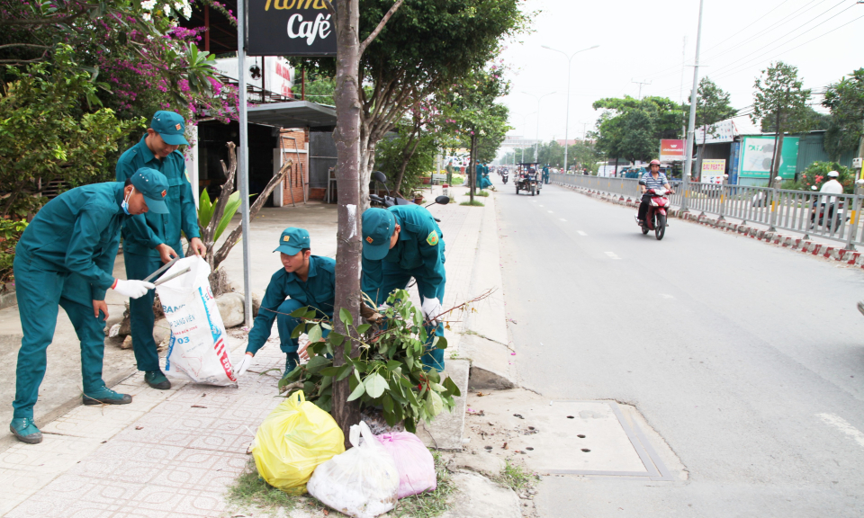 Cần Đước: Lực lượng vũ trang thu gom rác thải, xây dựng cảnh quang môi trường