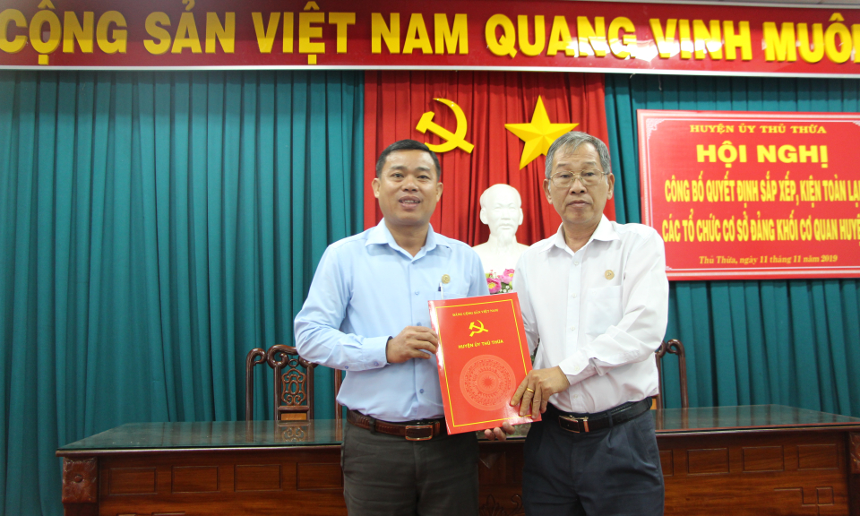 Thủ Thừa: Công bố quyết định sắp xếp kiện toàn các tổ chức cơ sở Đảng