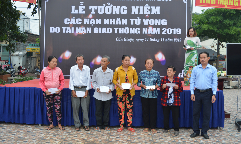 Cần Giuộc tổ chức lễ tưởng niệm các nạn nhân tử vong do tai nạn giao thông năm 2019