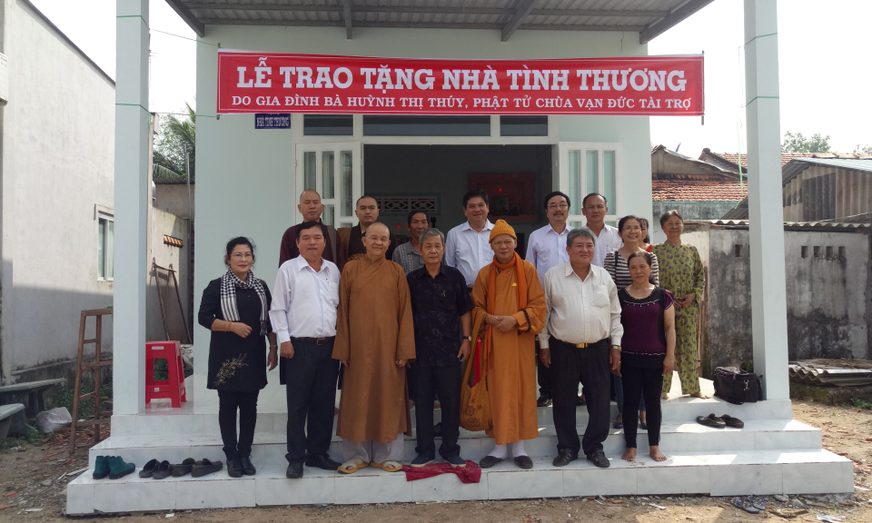 Bến Lức: Trao tặng nhà tình thương và khánh thành cầu GTNT tại xã Tân Bửu