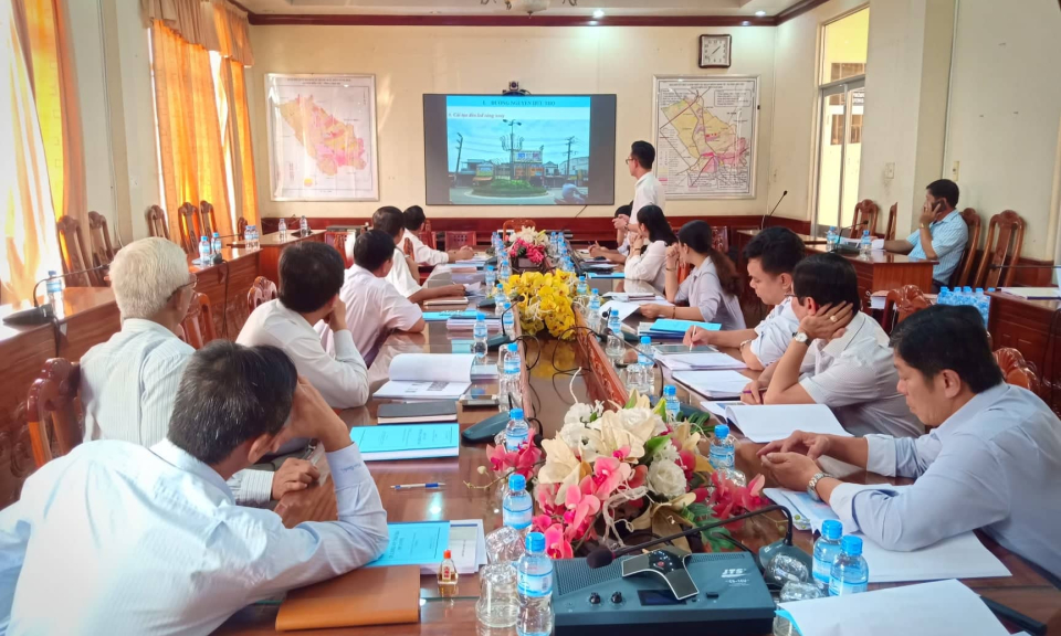 Bến Lức: Thông qua phương án chiếu sáng trang trí thị trấn Bến Lức dịp Tết Nguyên đán Canh Tý 2020.