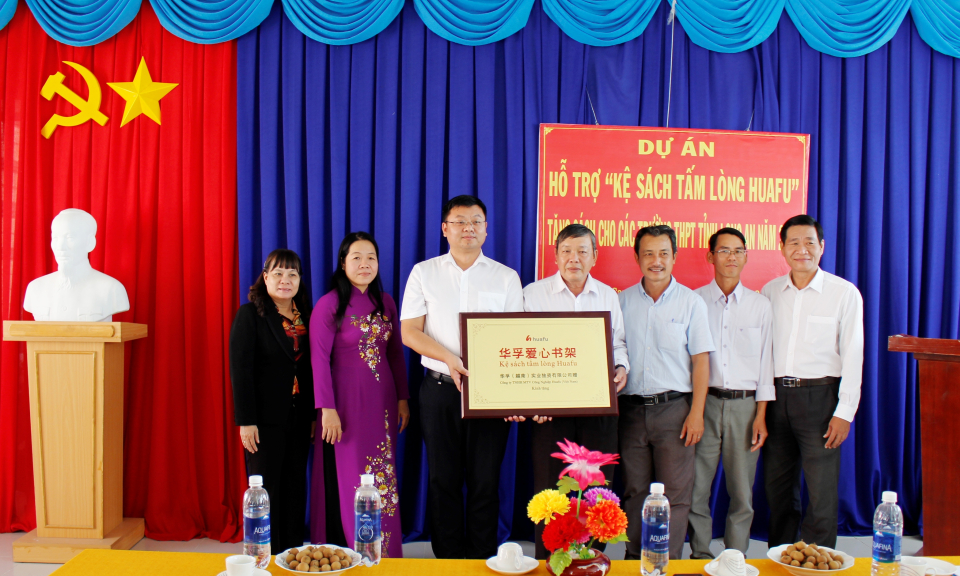 Sở Giáo dục và Đào tạo tỉnh Long An trao tặng sách tại Cần Đước