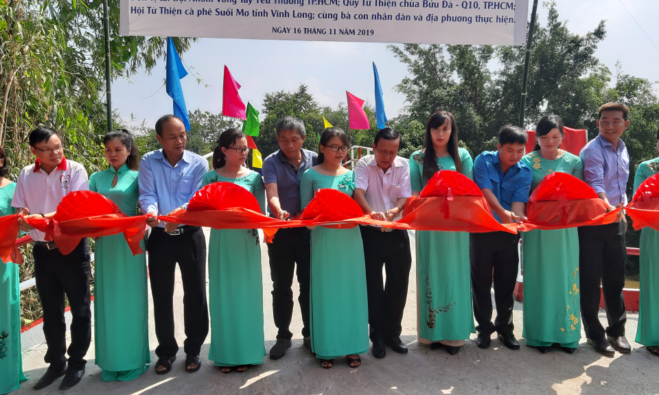 Tân Thạnh: Khánh thành cầu GTNT và trao tặng nhà tình nghĩa tại Tân Hòa và Kiến Bình