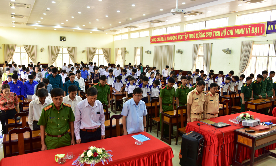 Tân Hưng: Lễ tưởng niệm các nạn nhân tử vong do tai nạn giao thông