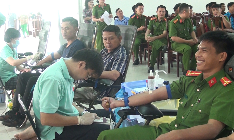 Đức Hòa: Hơn 300 người tham gia hiến máu nhân đạo đợt 1 năm 2019