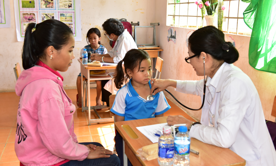 Tân Hưng: Khám bệnh miễn phí cho học sinh tiểu học