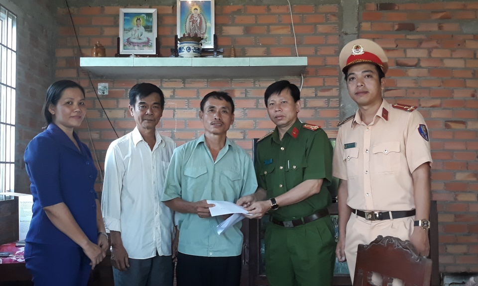 TP Tân An: Thăm hỏi, tặng quà cho gia đình có nạn nhân tử vong vì tai nạn giao thông