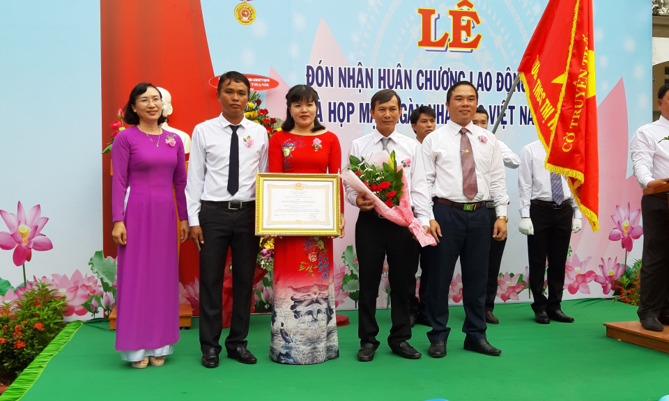 Tân Thạnh: Trường THCS thị trấn đón nhận Huân chương Lao động hạng ba