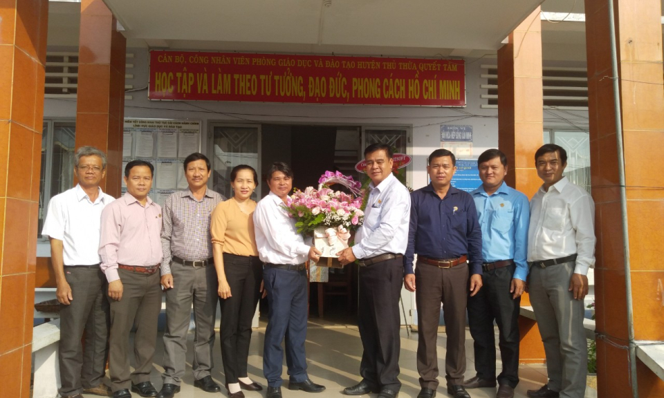 Lãnh đạo huyện Thủ Thừa thăm, chúc mừng cán bộ ngành Giáo dục