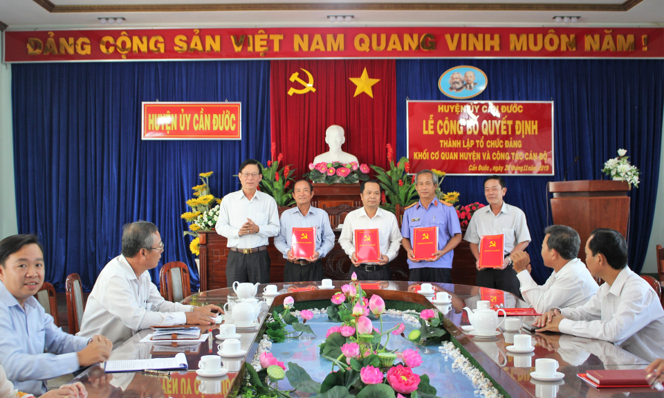 Huyện ủy Cần Đước công bố quyết định thành lập tổ chức Đảng Khối cơ quan huyện và công tác cán bộ