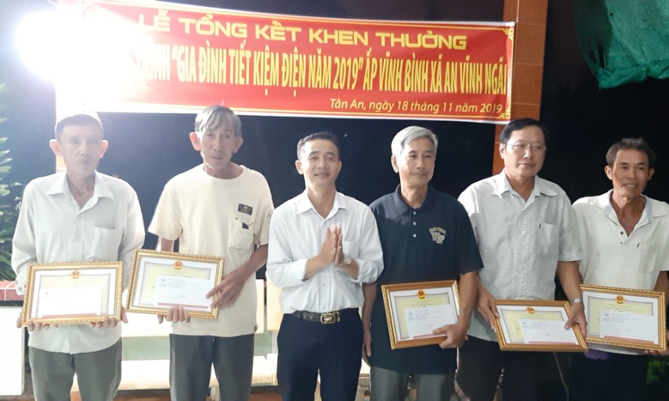 TP Tân An: Tổng kết Phong trào thi đua mô hình &#8220;Gia đình tiết kiệm điện”, “ Tuyến phố tiết kiệm điện”