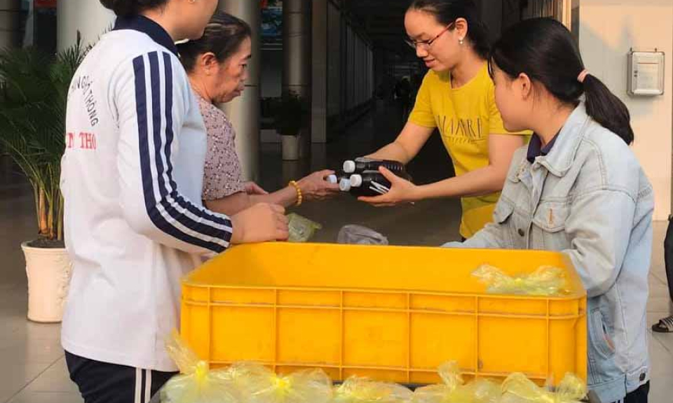 Bến Lức: Ấm lòng những suất cháo miễn phí của Đoàn viên thanh niên