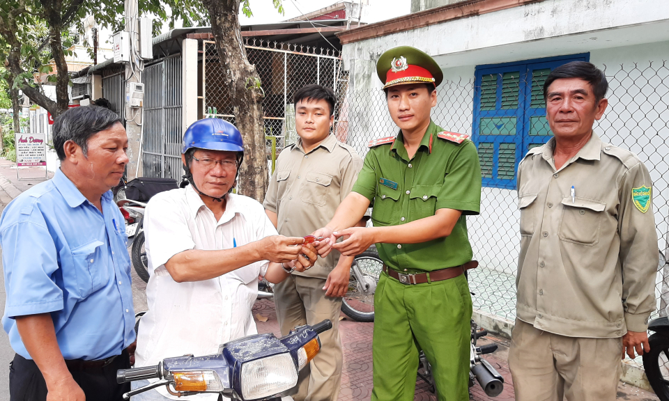 TP Tân An: Cấp phát gần 16.800 móc khóa tố giác tội phạm
