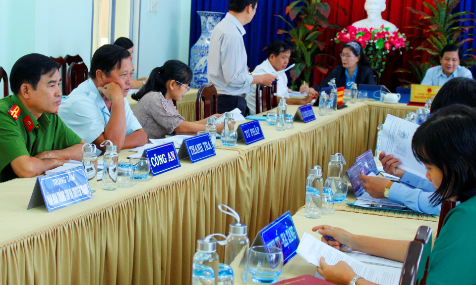 Cần Đước thay thế chai nhựa đựng nước bằng bình thủy tinh trong các cuộc họp