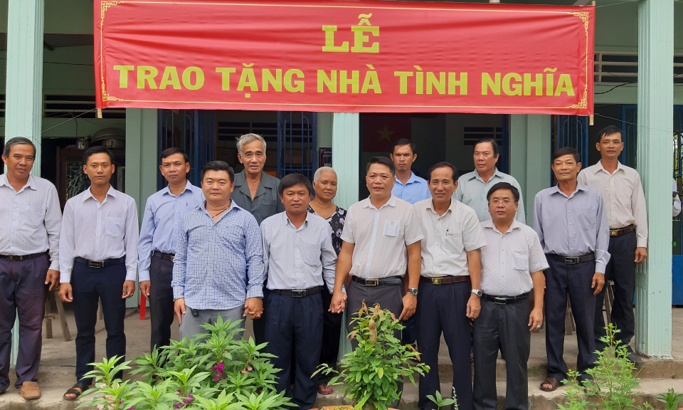 Trao tặng nhà tình nghĩa, tình thương tại Tân Thạnh