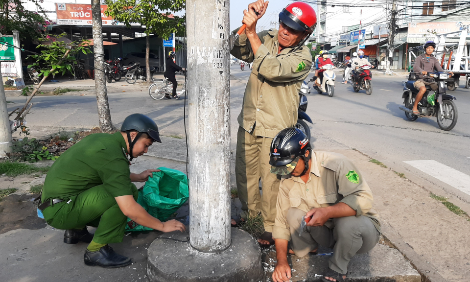 TP Tân An: Ra quân bóc, xóa quảng cáo, rao vặt không đúng nơi quy định