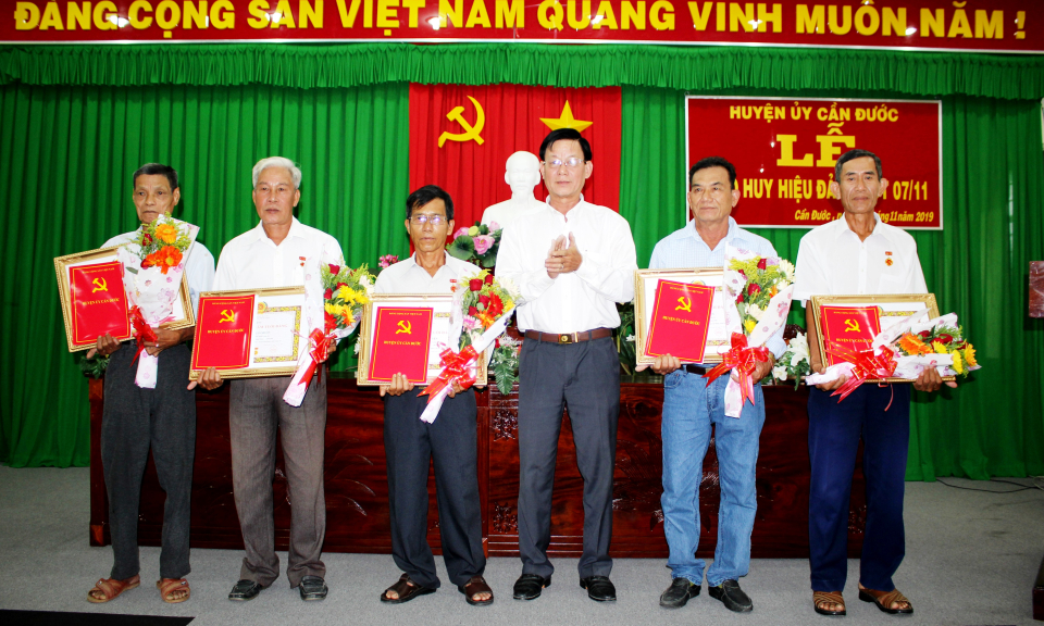 Huyện ủy Cần Đước tổ chức Lễ trao huy hiệu 40, 45 năm tuổi Đảng