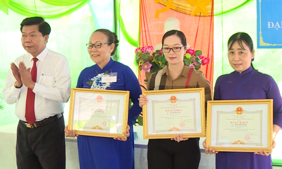 Chủ tịch UBND tỉnh Trần Văn Cần dự Ngày hội Đại đoàn kết toàn dân tộc tại TP. Tân An