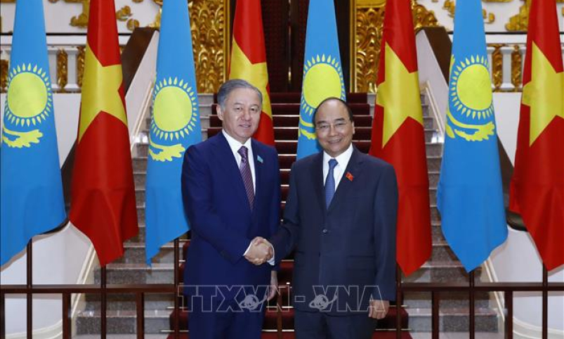 Thủ tướng Nguyễn Xuân Phúc tiếp Chủ tịch Hạ viện Kazakhstan